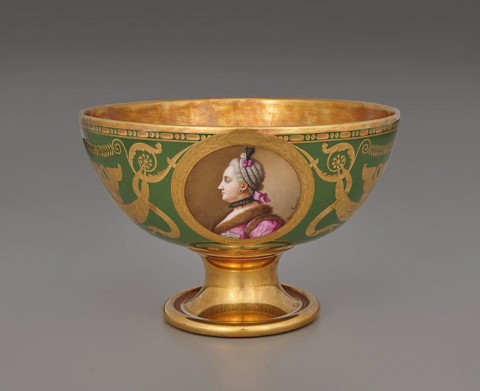 Bowl (jatte à fruits hémisphérique) with portraits of Catherine the Great of Russia (1729-1796), Maria Theresa of Austria (1717-1780), and Blanche of Castille (1188-1252) Slider Image 3